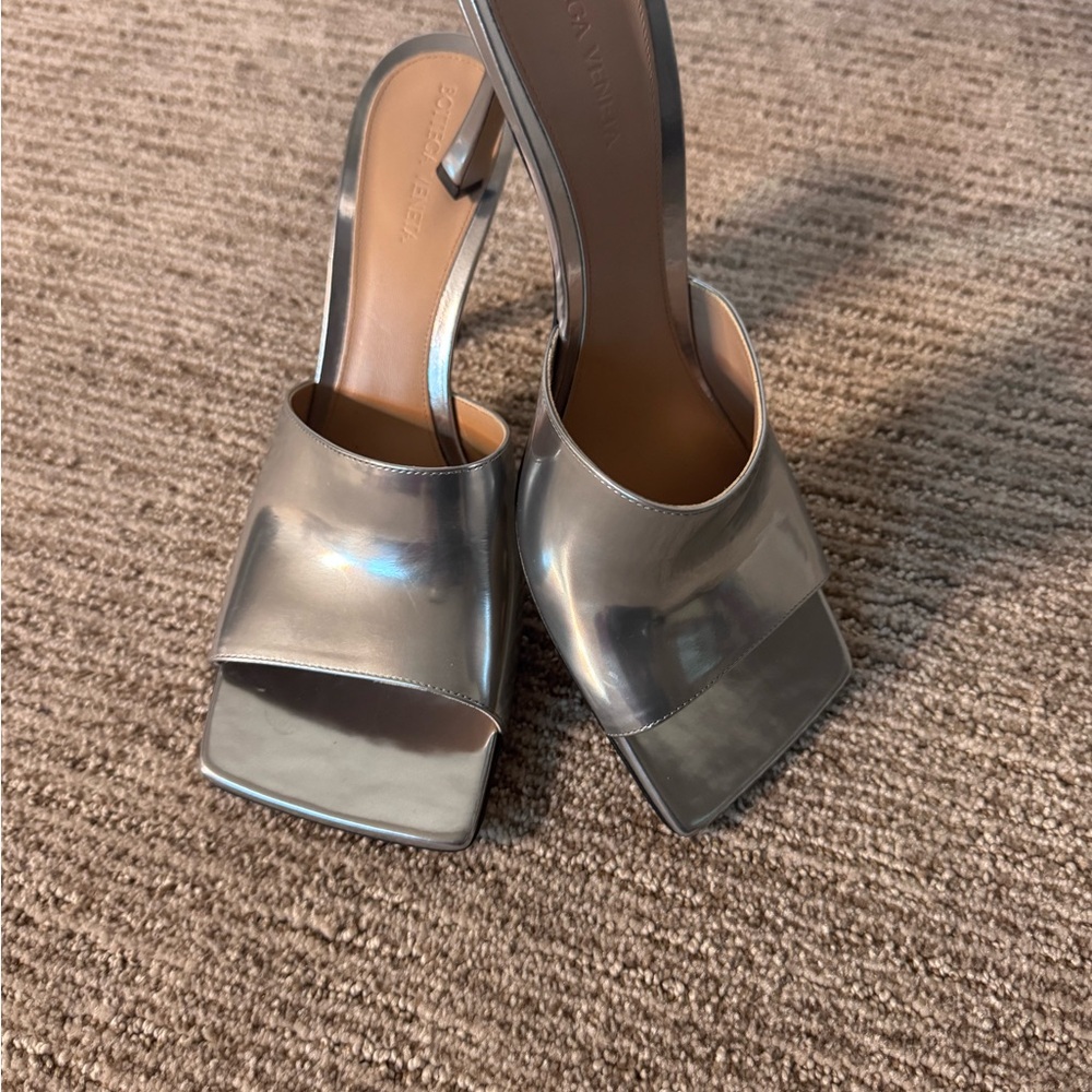 Bottega Veneta Silver Metallic Mules – Like New